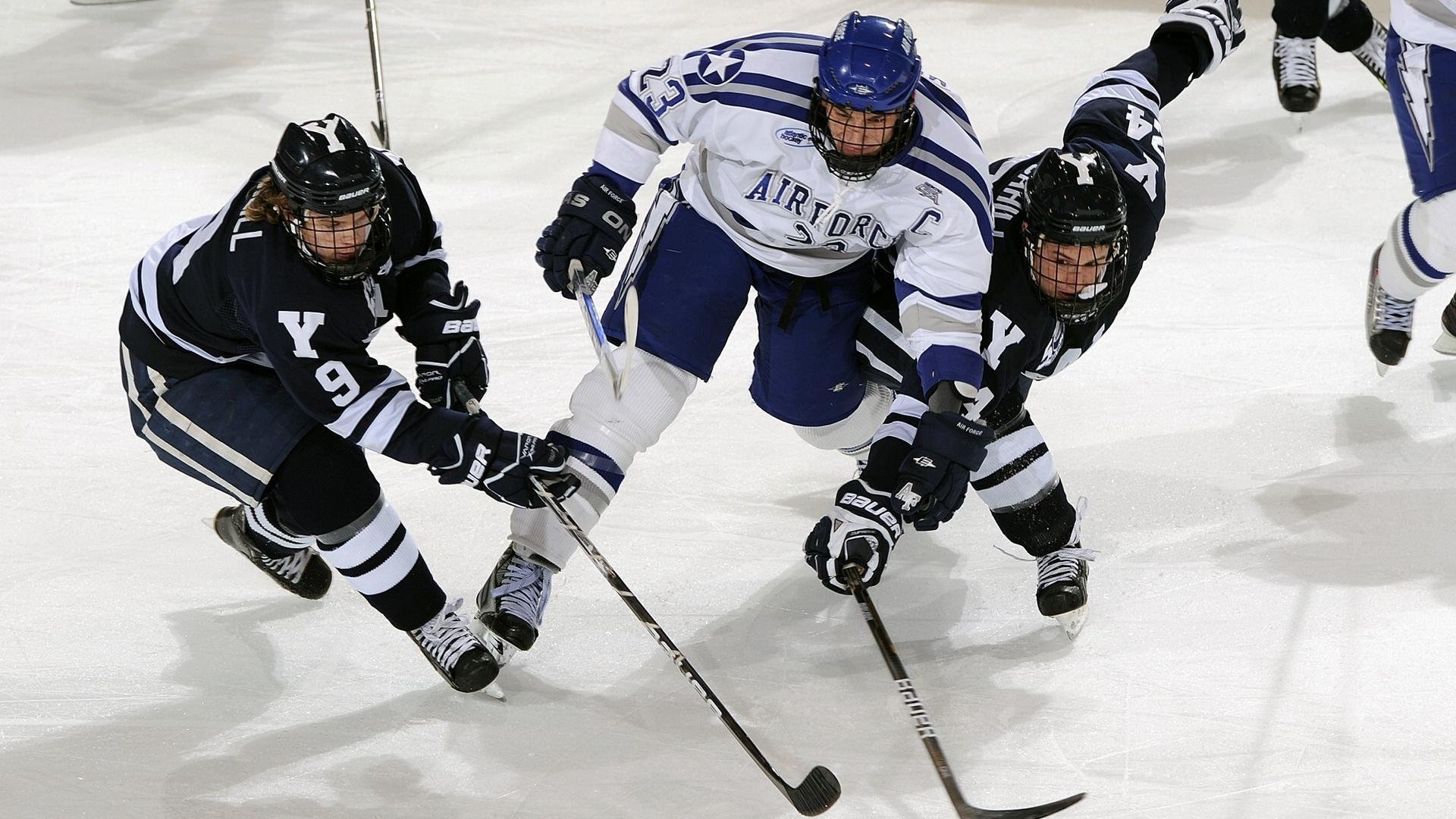 球员持球后的节奏起跳是否影响命中率,持球跳起被对方按下算走步吗