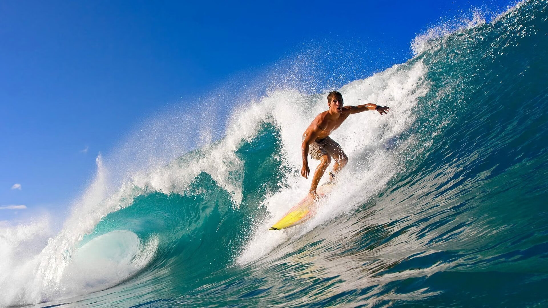 球队保持高压状态通过中前场反抢打出持续压制型比赛节奏，进行高压时,击球点靠后会容易造成