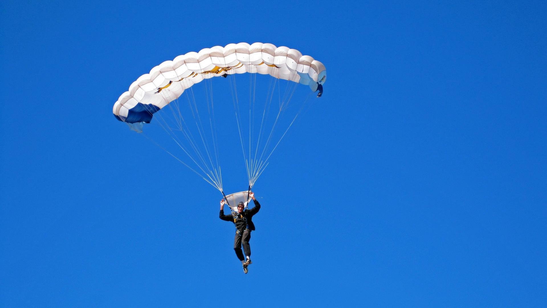 球队保持高压状态通过中前场反抢打出持续压制型比赛节奏，进行高压时,击球点靠后会容易造成